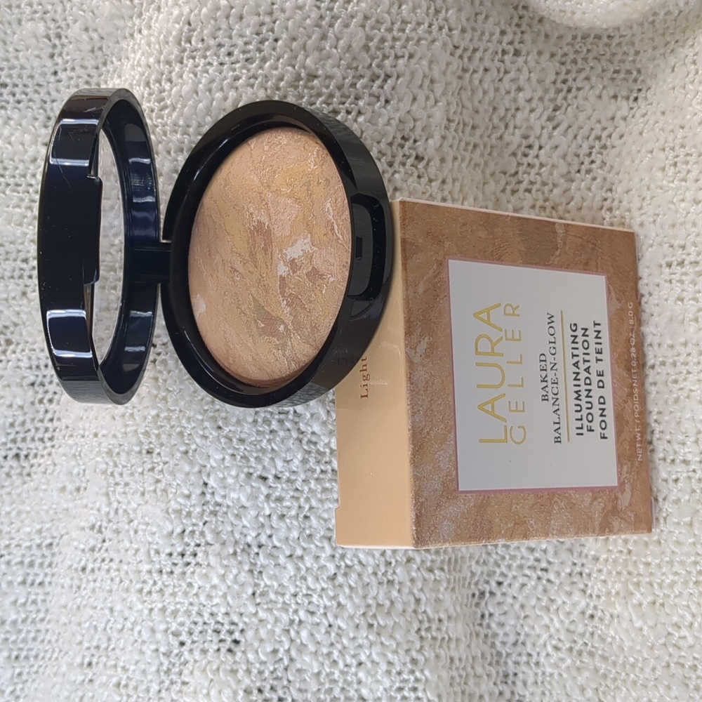 Laura Geller Baked Balance-N-Glow Foundation in Light, 8g/0.28oz - Picture 2 of 11